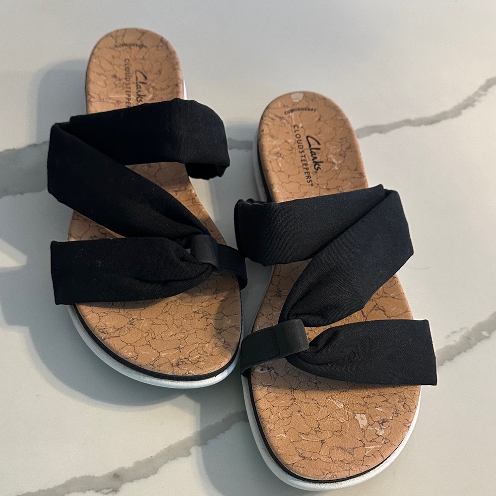 Clarks cloudsteppers Women's Black Crisscross Sandals - Picture 2 of 5